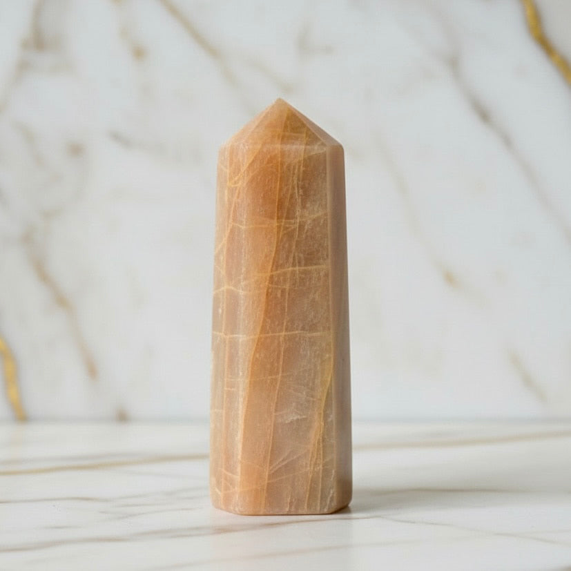 Mondstein Obelisk – Wärme & Kraft CrystalScents