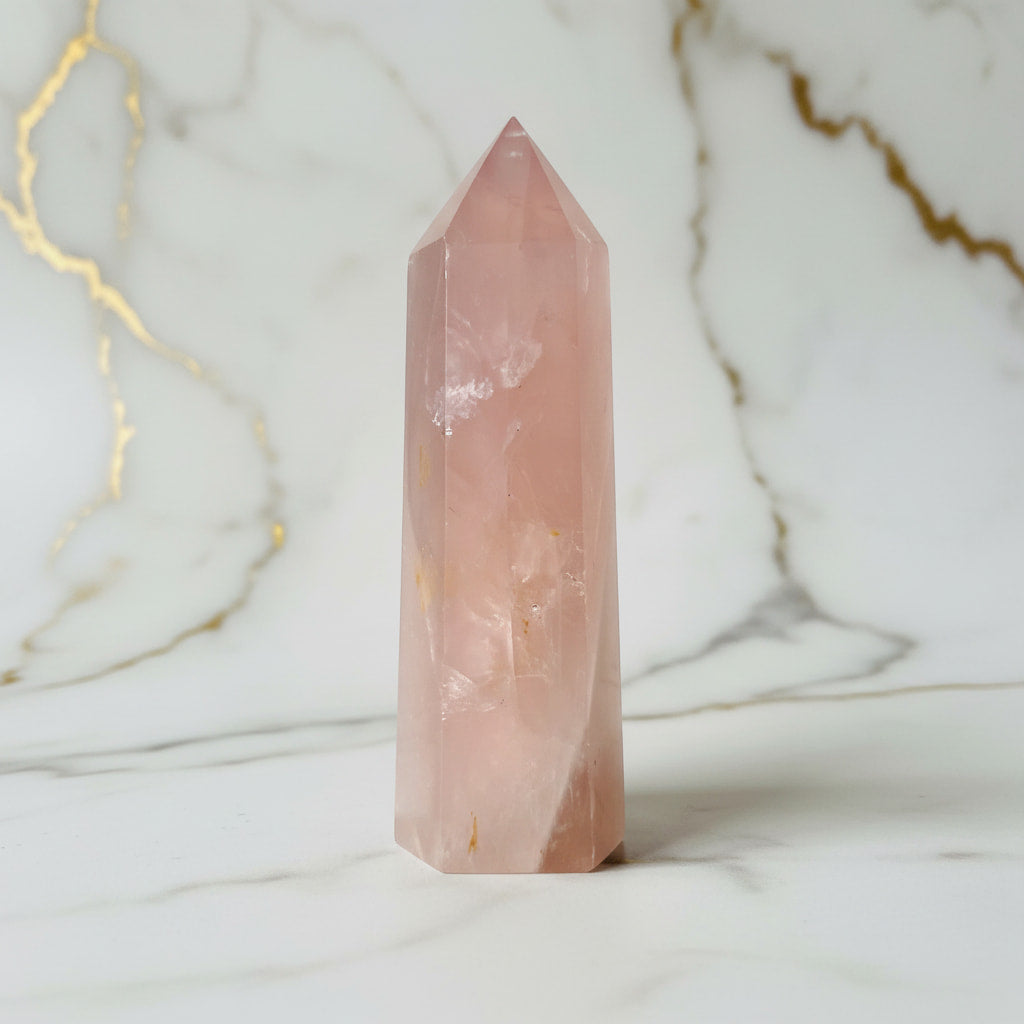Rosenquarz Obelisk – Meditation & Präsenz CrystalScents