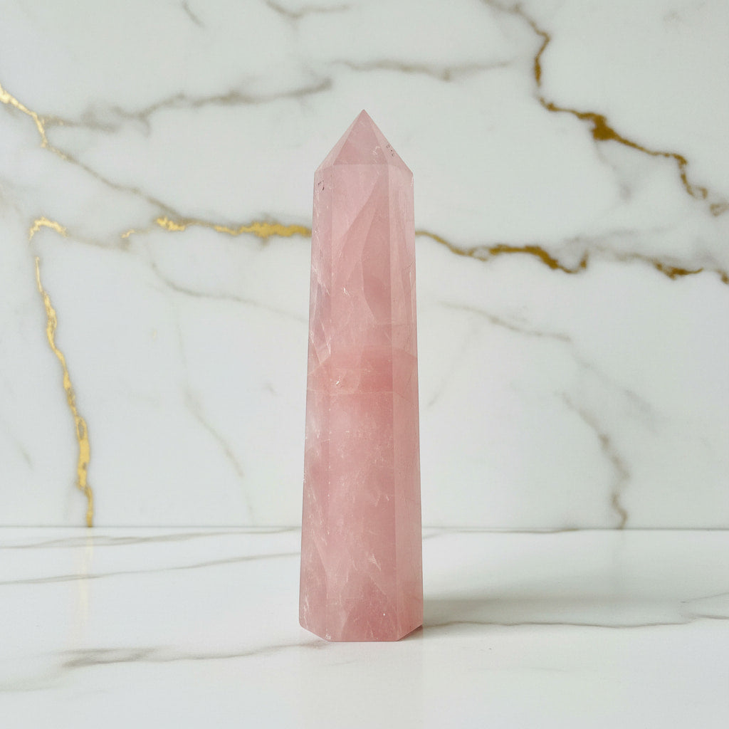 Rosenquarz Obelisk – Harmonisches Highlight CrystalScents