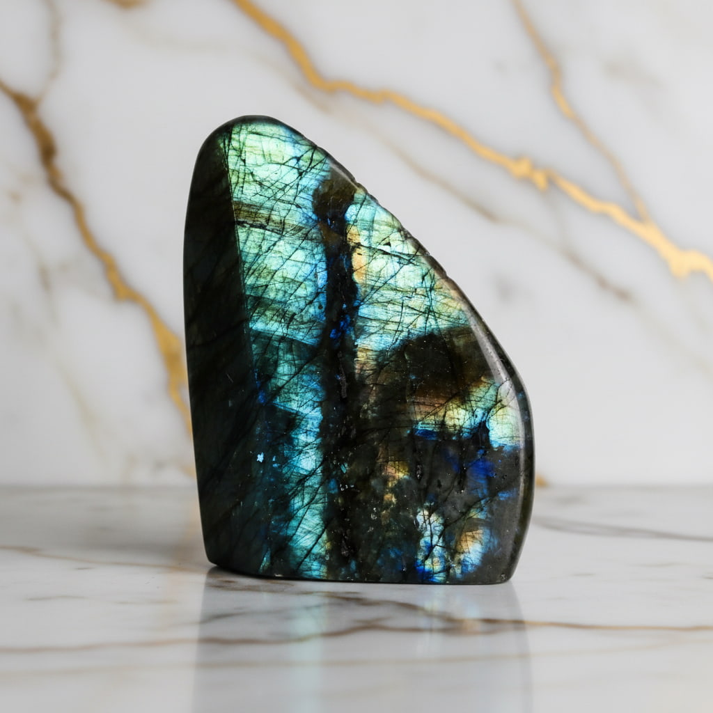 Labradorit Freiform – Mystische Aura CrystalScents