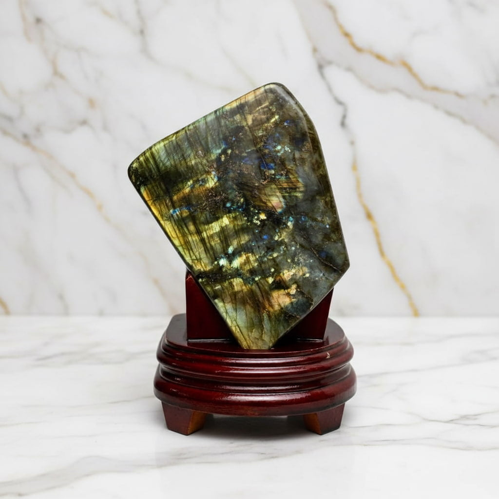 Große Labradorit Freiform auf Sockel – Magischer Schimmer CrystalScents