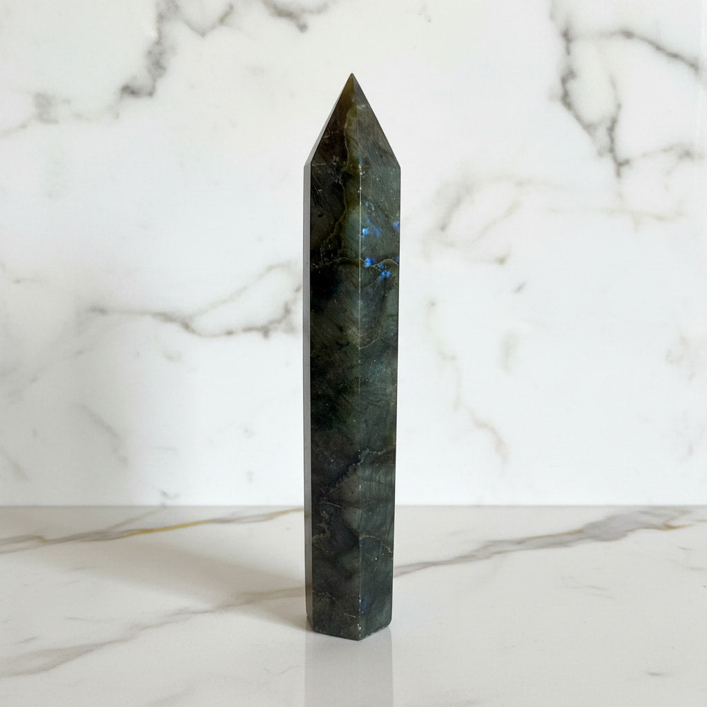 Labradorit Obelisk – Kraft & Lebendigkeit CrystalScents