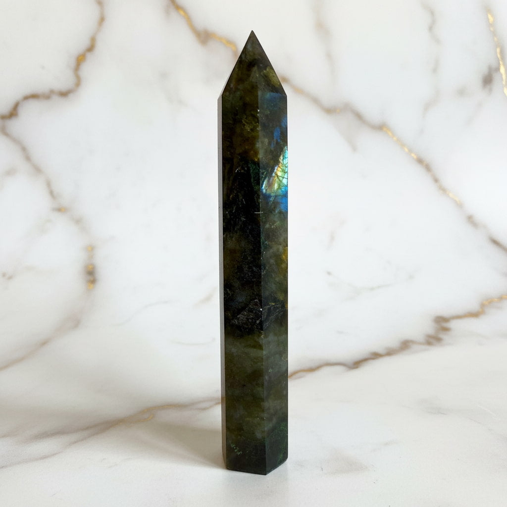 Labradorit Obelisk – Licht & Leidenschaft CrystalScents