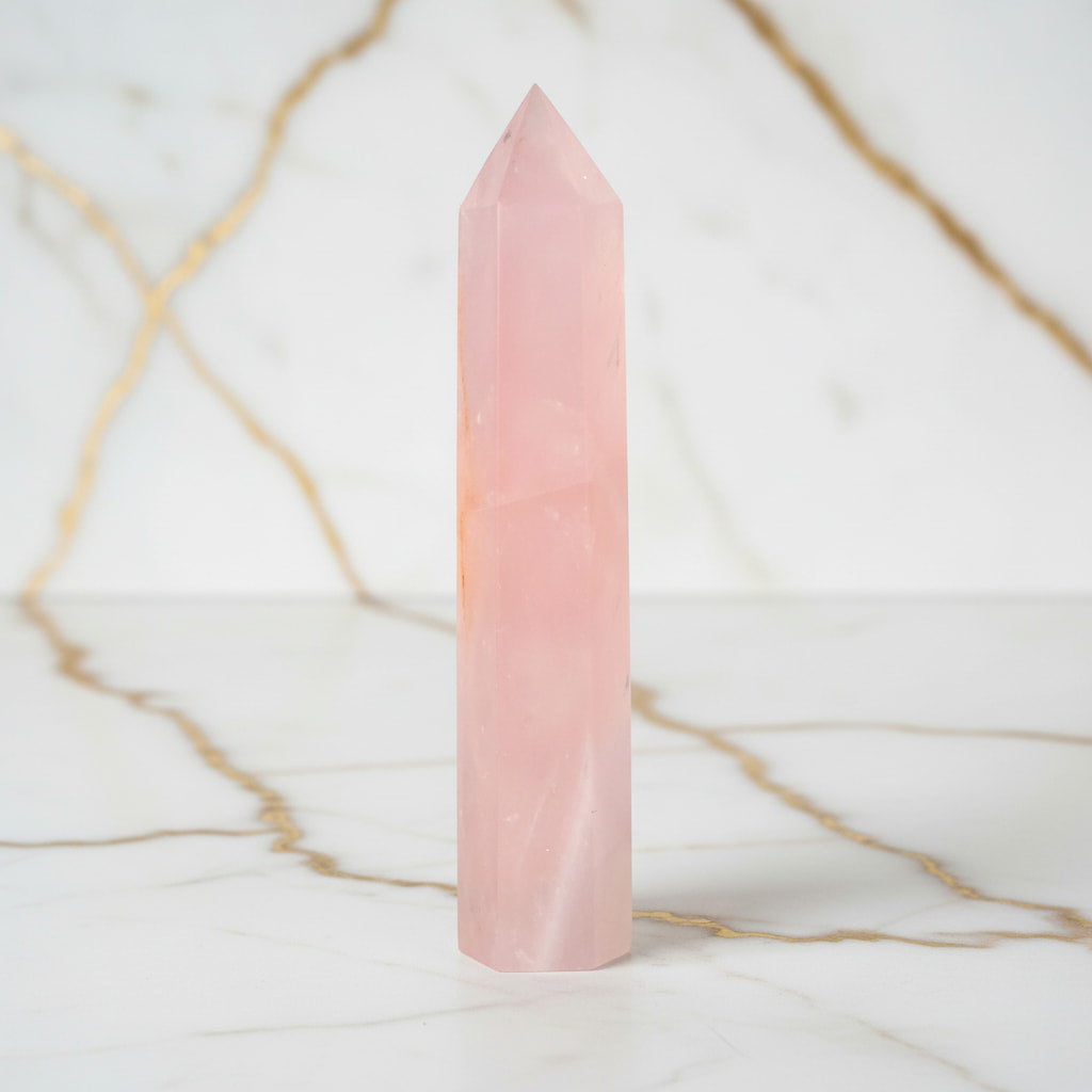 Rosenquarz Obelisk – Liebevolle Energie CrystalScents