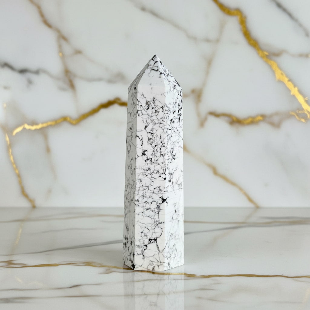 Howlit Obelisk – Kraftvolles Kristallobjekt für Ruhe & Balance CrystalScents