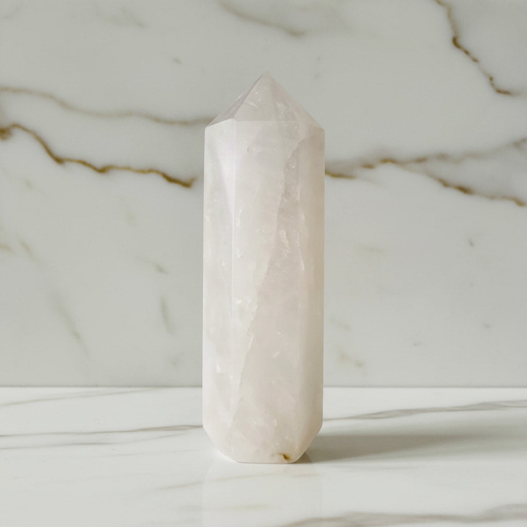 Großer Bergkristall Obelisk – Ausdrucksstark & Elegant CrystalScents