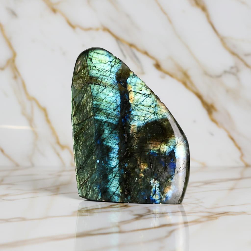Labradorit Freiform – Mystische Aura CrystalScents