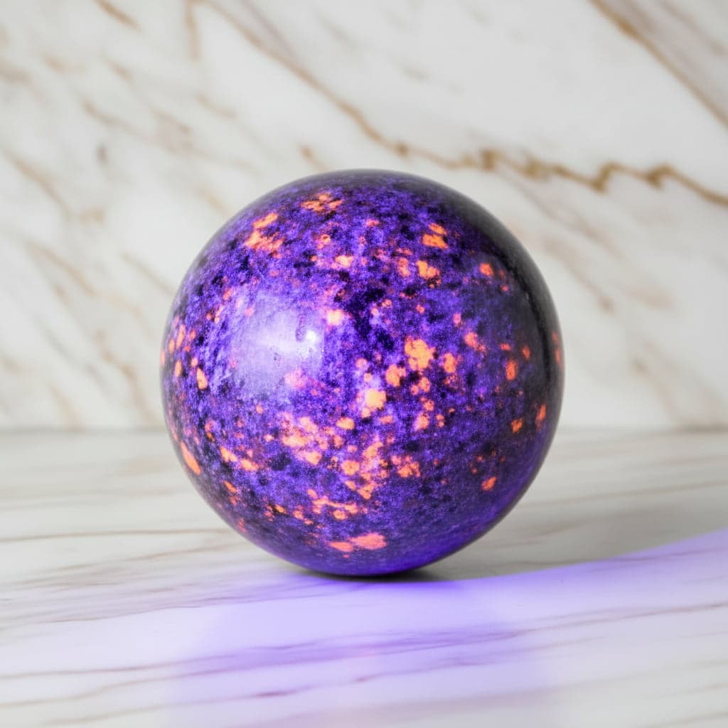 Sehr große Flammenstein Yooperlite Kugel - UV-reaktives Meisterwerk CrystalScents