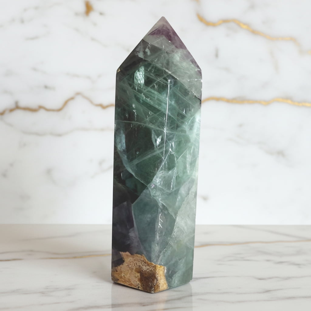 Fluorit Obelisk – Farbenfrohes Unikat CrystalScents