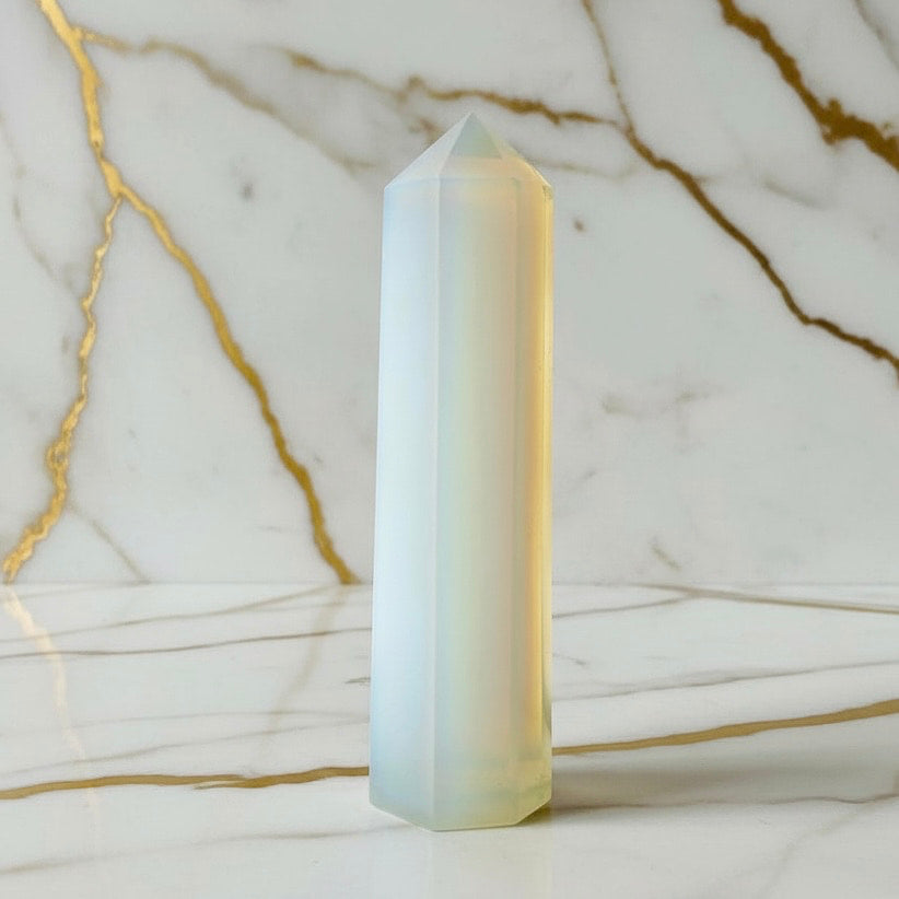 Opalit Obelisk - Schimmernde Faszination CrystalScents