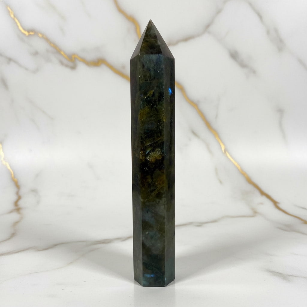 Labradorit Obelisk – Licht & Leidenschaft CrystalScents