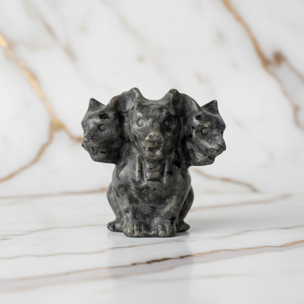 Flammenstein Yooperlite „Zerberus“ – Mystische UV-Reaktivität CrystalScents