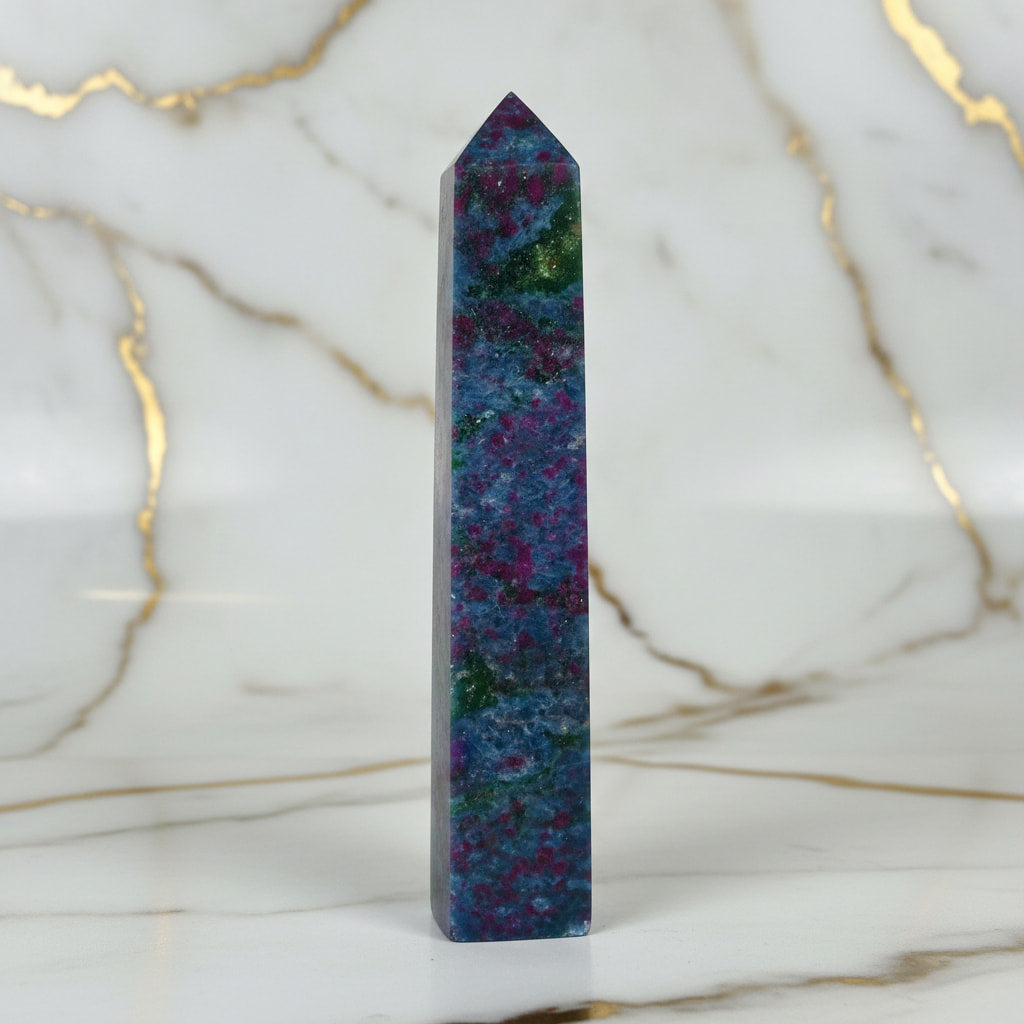 Cyanit Obelisk – Ruhe & geistige Ausrichtung CrystalScents