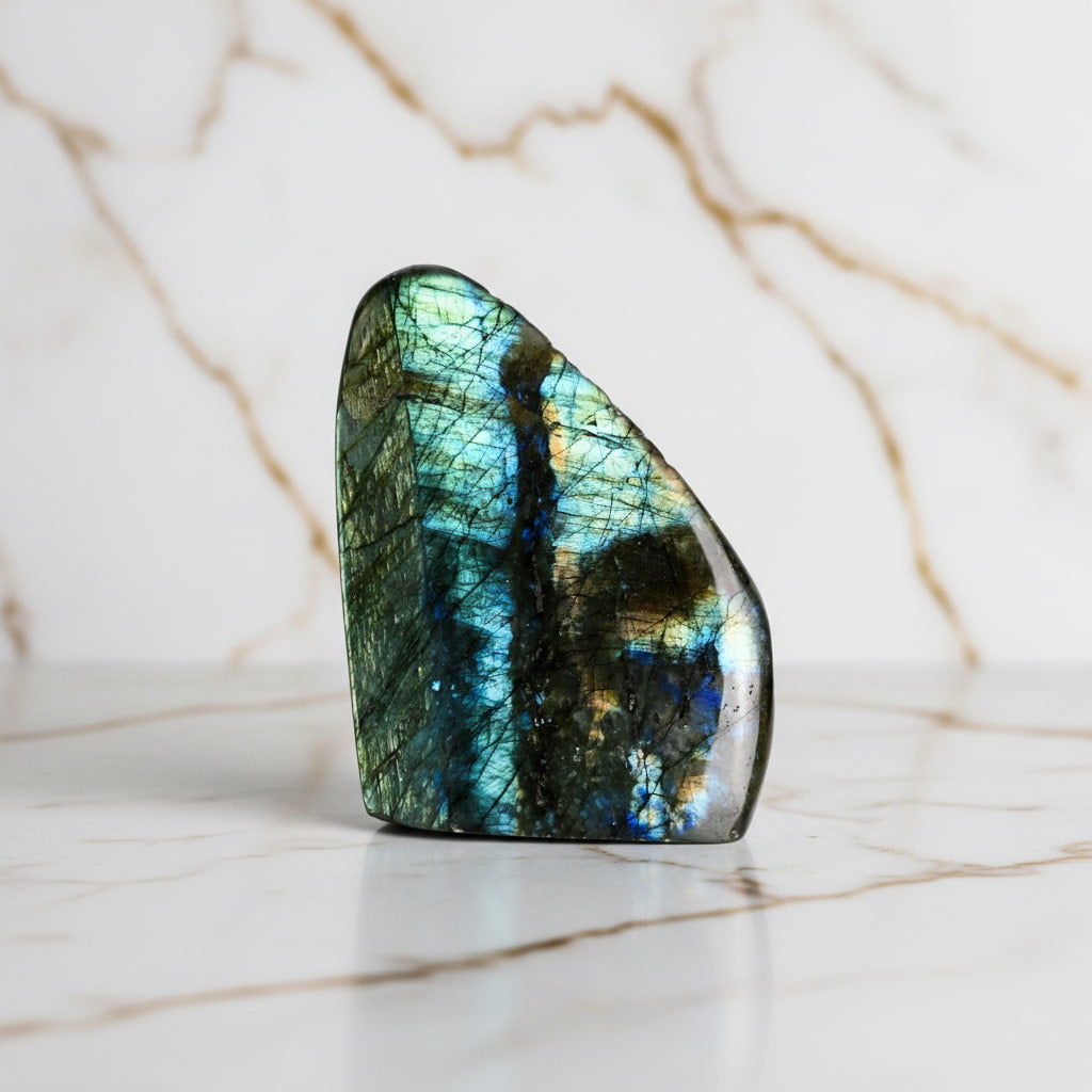 Labradorit Freiform – Mystische Aura CrystalScents