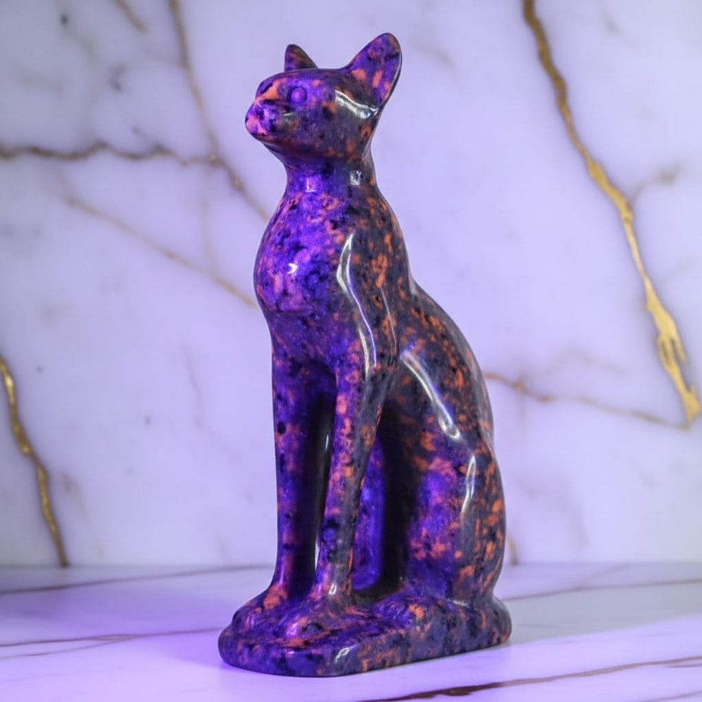 Yooperlite Katze - Skulptur mit UV-Reaktion CrystalScents