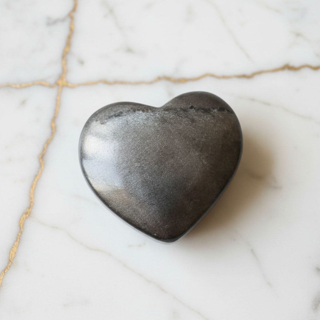 Silber Obsidian Herz – Schimmerndes Naturstück CrystalScents