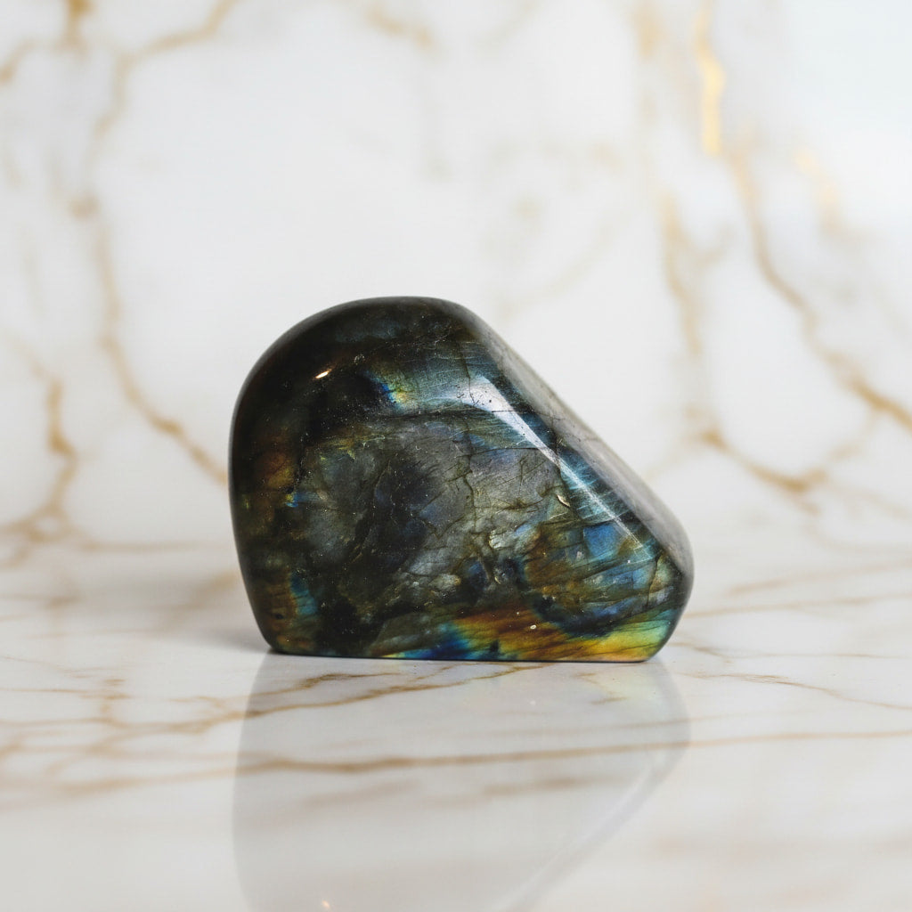 Labradorit Freiform – Dekorationsstück mit geheimnisvollem Glanz CrystalScents