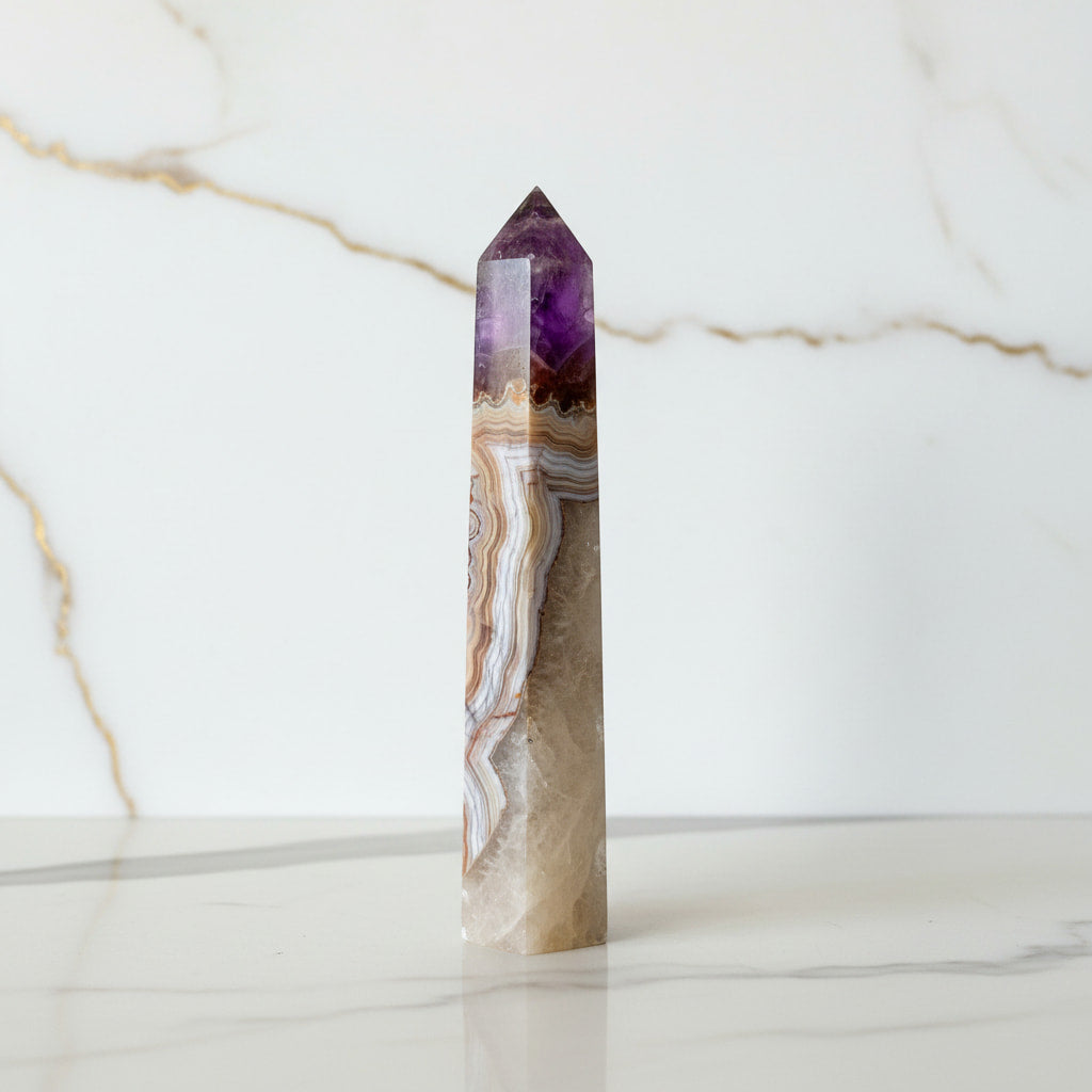 Amethyst Achat Obelisk - elegantes Highlight für Wohnräume CrystalScents