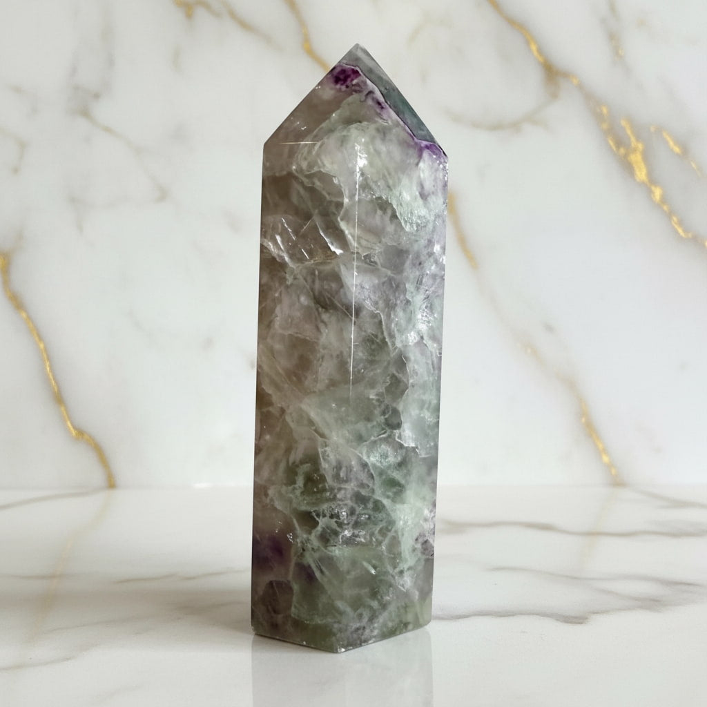 Fluorit Obelisk – Farbenfrohes Unikat CrystalScents