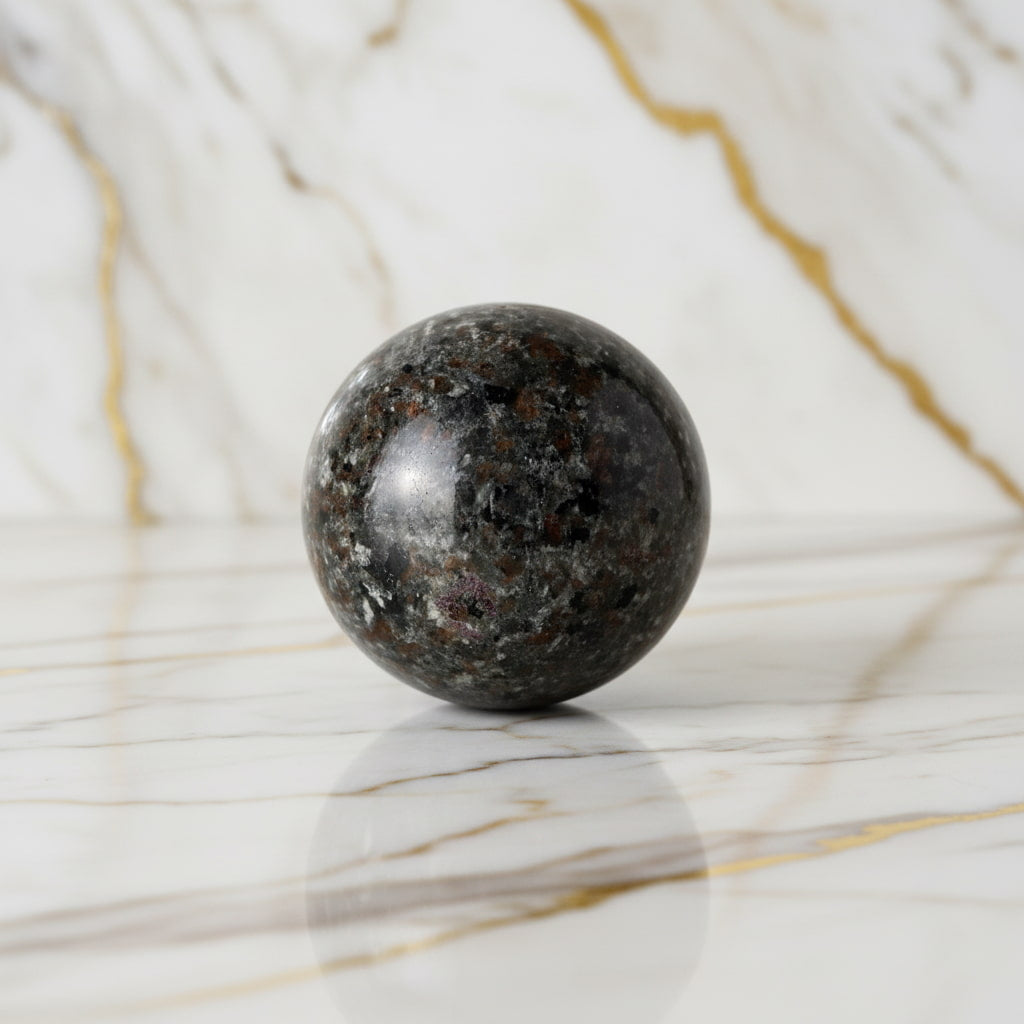 Flammenstein Yooperlite Kugel - Symbol für Energie & Klarheit CrystalScents