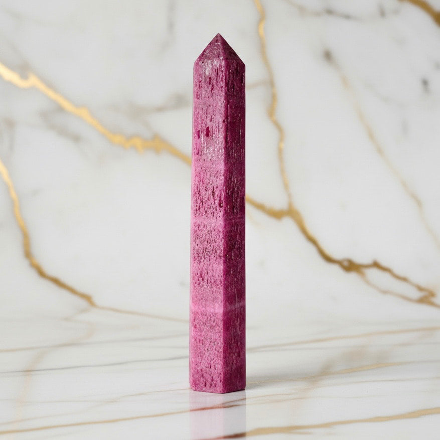 Korund Obelisk - Kraftvoller Farbakzent CrystalScents