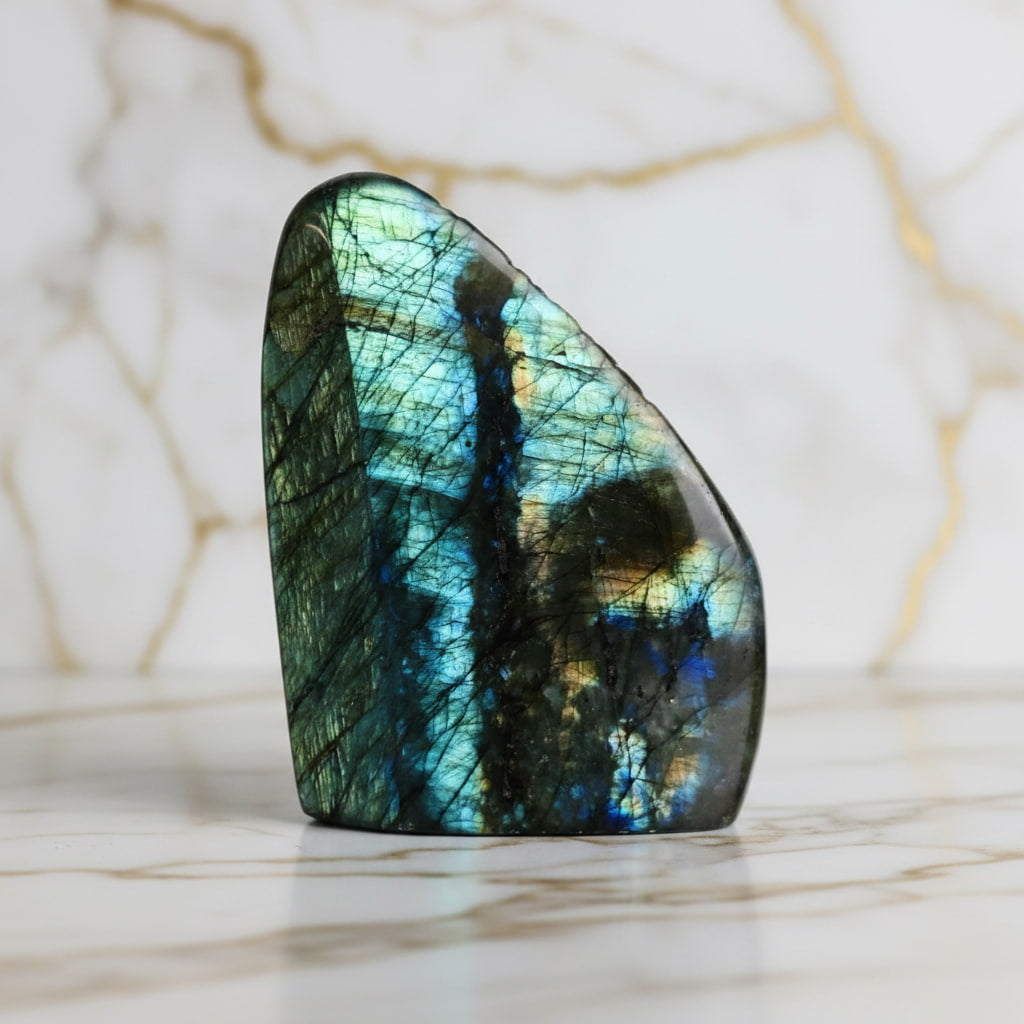 Labradorit Freiform – Mystische Aura CrystalScents