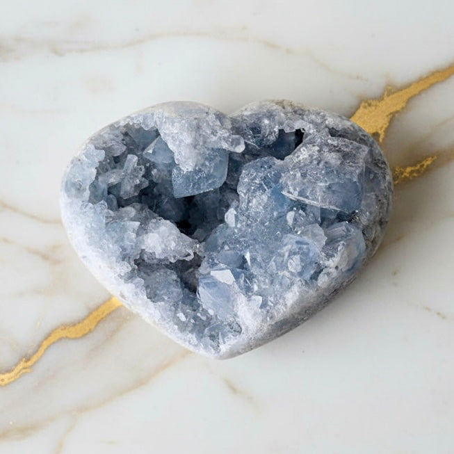 Großes Celestit Cluster Herz – Symbol für Liebe & Verbundenheit CrystalScents