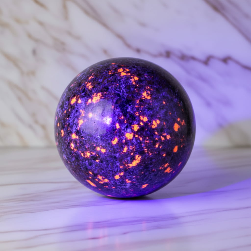 Sehr große Flammenstein Yooperlite Kugel - UV-reaktives Meisterwerk CrystalScents