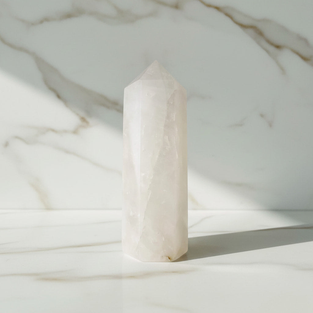 Großer Bergkristall Obelisk – Ausdrucksstark & Elegant CrystalScents