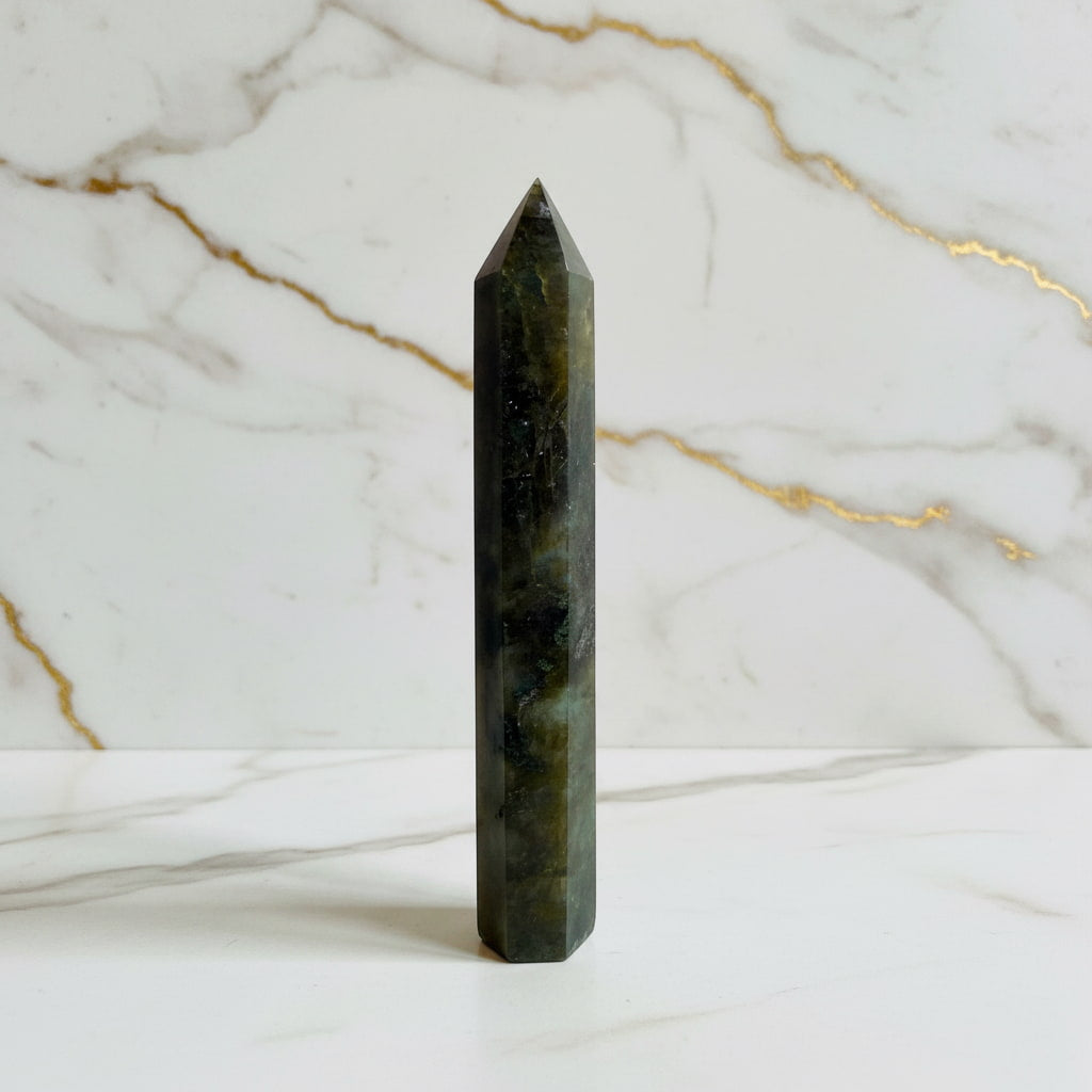 Labradorit Obelisk – Licht & Leidenschaft CrystalScents