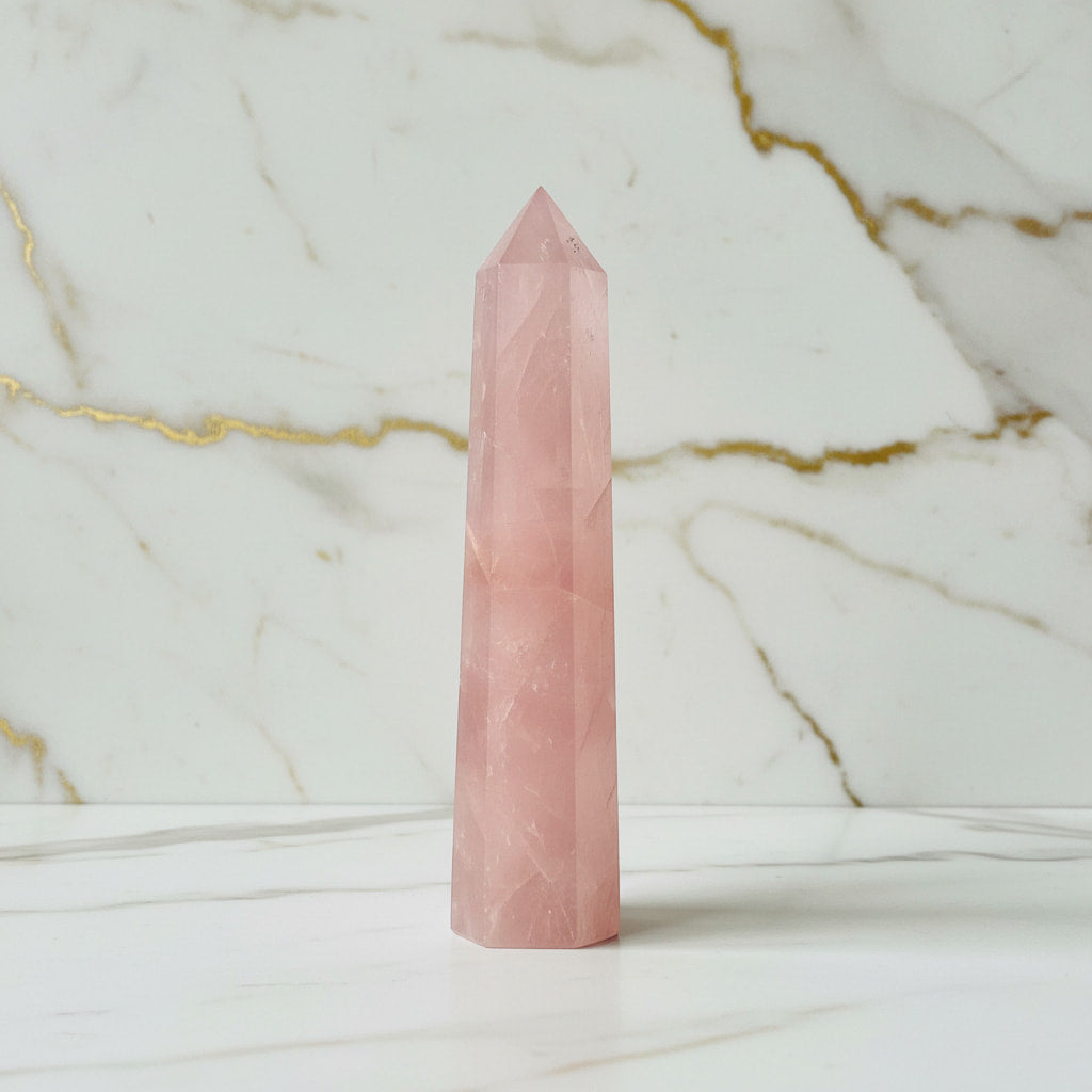 Rosenquarz Obelisk – Harmonisches Highlight CrystalScents
