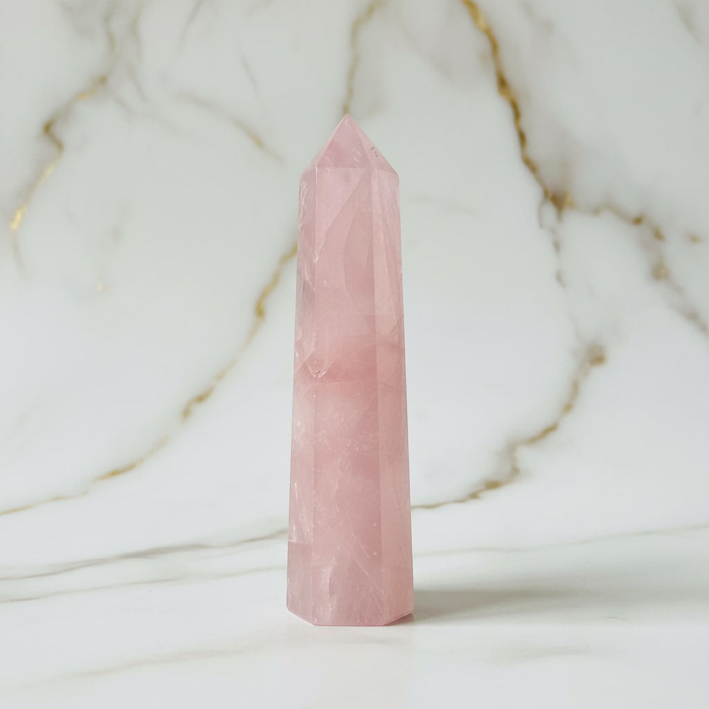 Rosenquarz Obelisk – Harmonisches Highlight CrystalScents
