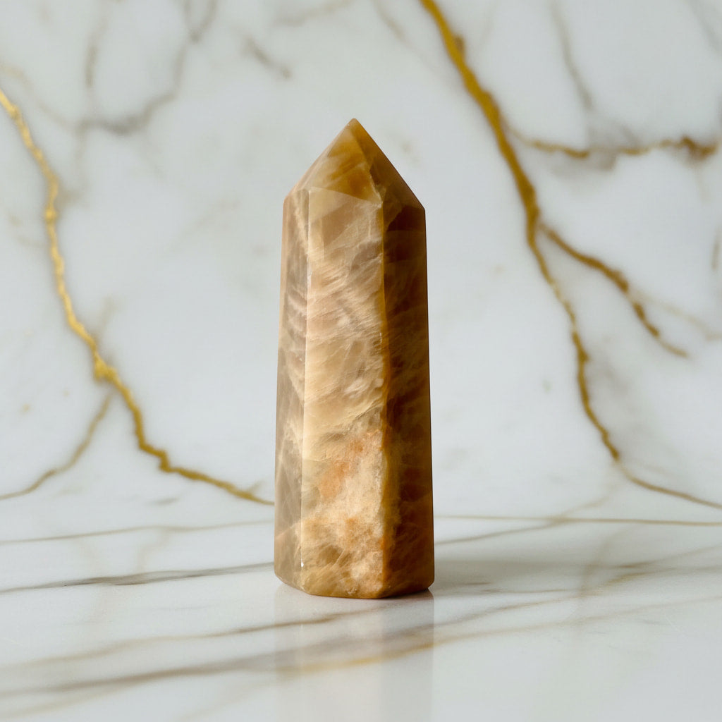 Mondstein Obelisk – Energie & warme Akzente CrystalScents