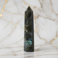 Labradorit Obelisk – Achtsamkeit & Schutz CrystalScents