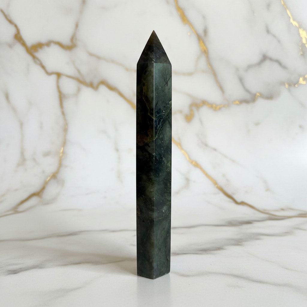 Labradorit Obelisk – Kraft & Lebendigkeit CrystalScents