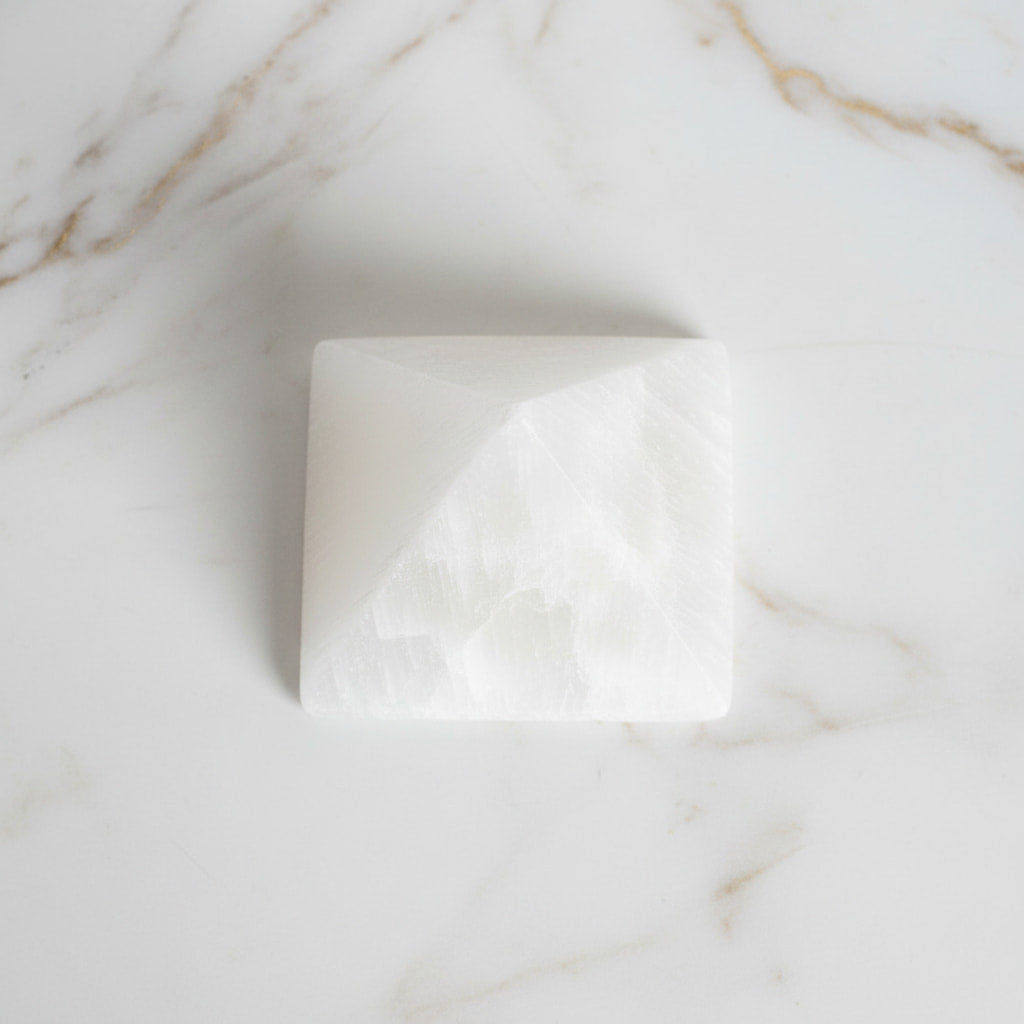 Selenit Pyramide – Wohn- & Meditationsräume CrystalScents