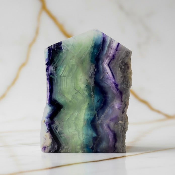 Fluorit Obelisk – Naturjuwel für Wohnräume CrystalScents