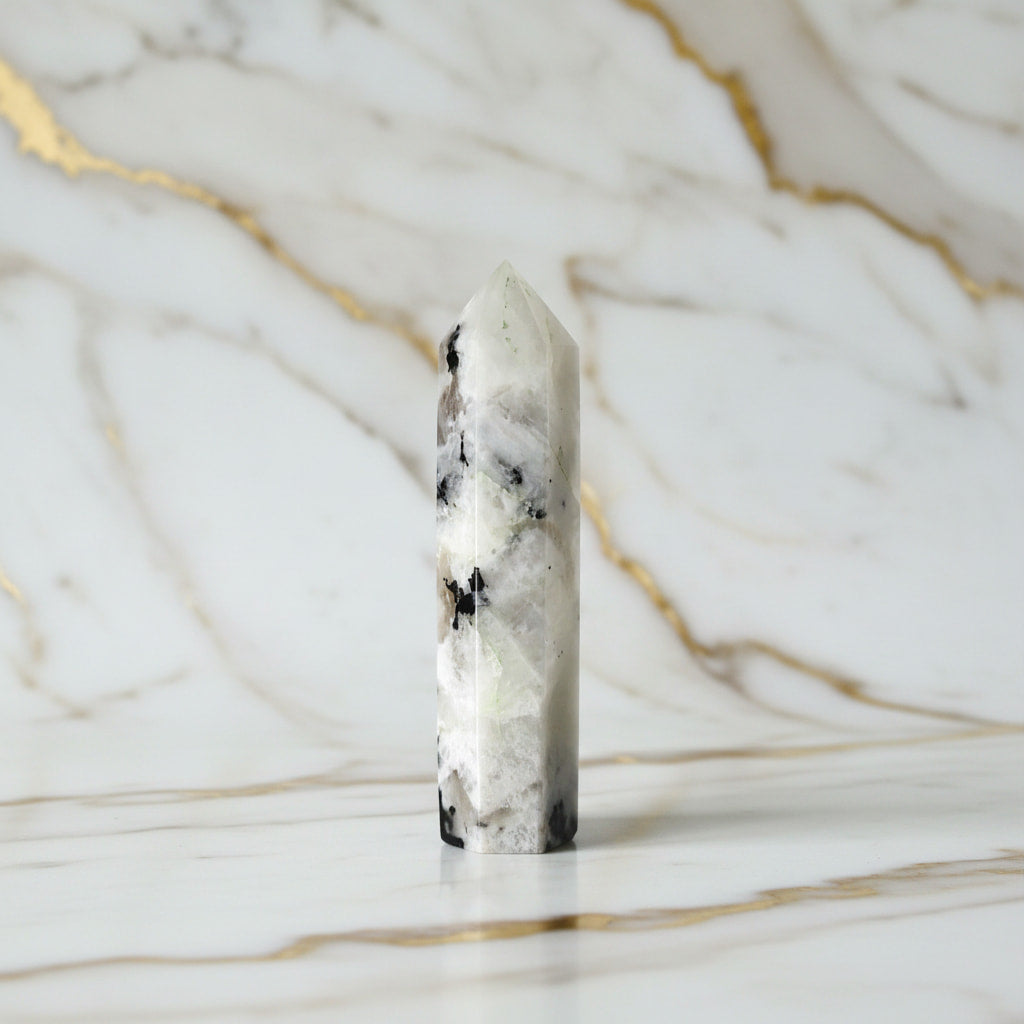 Mondstein Obelisk – Harmonie & Klarheit CrystalScents