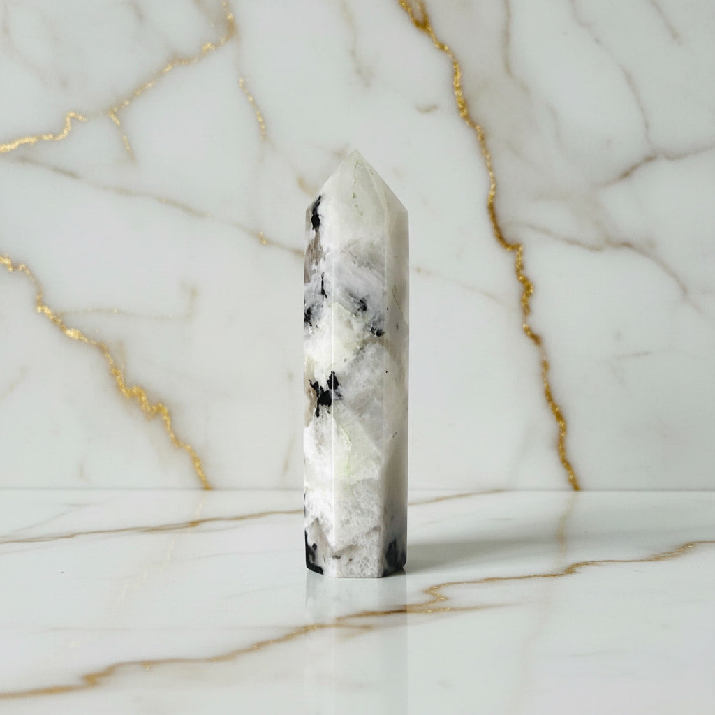 Mondstein Obelisk – Harmonie & Klarheit CrystalScents