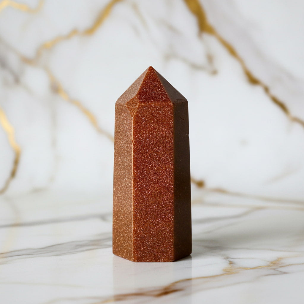 Goldfluss Obelisk – Funkelndes Naturkunstwerk CrystalScents