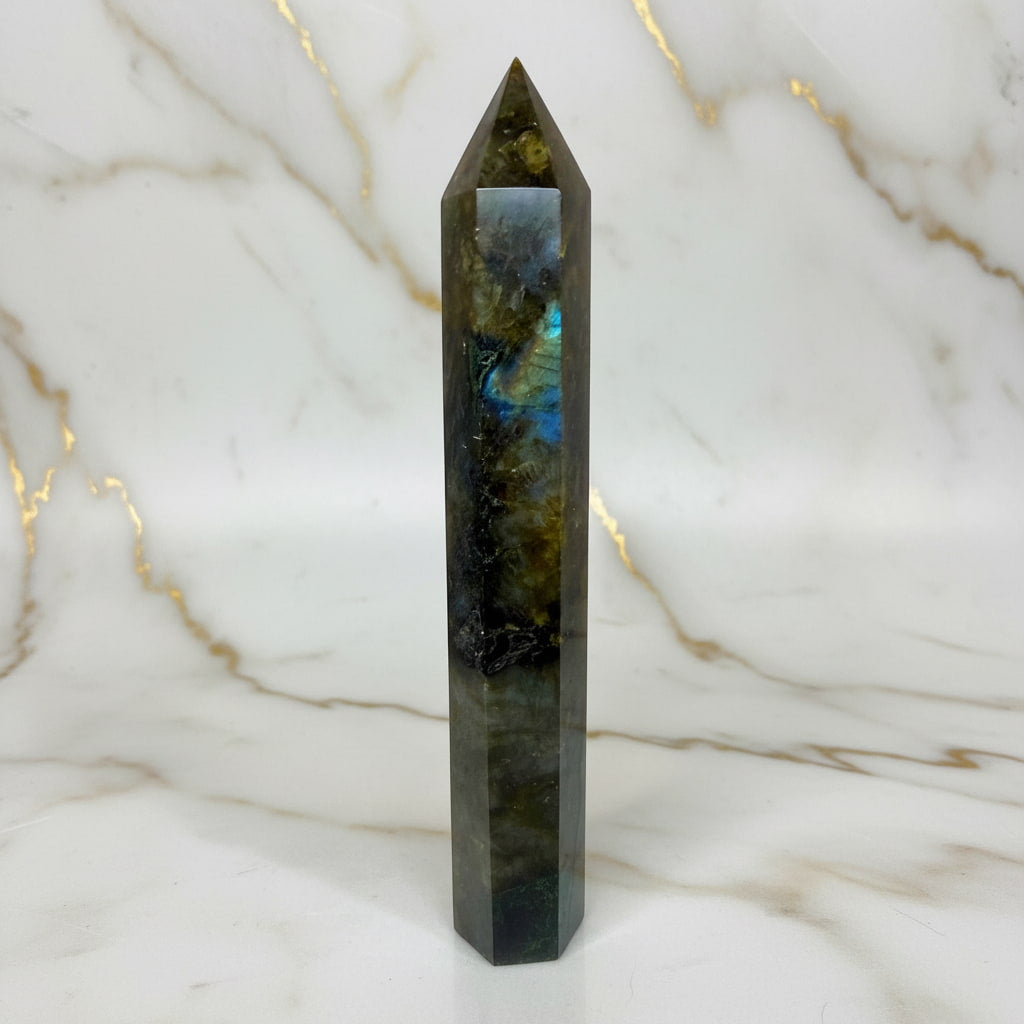 Labradorit Obelisk – Licht & Leidenschaft CrystalScents