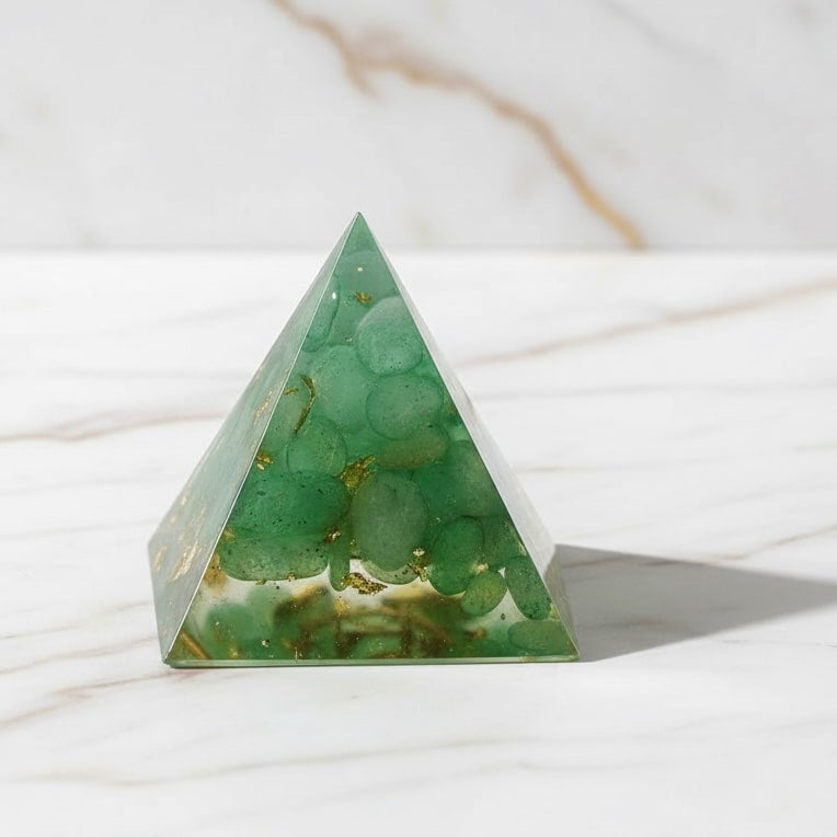 Mini Aventurin Pyramide – Frischer Akzent fürs Zuhause CrystalScents
