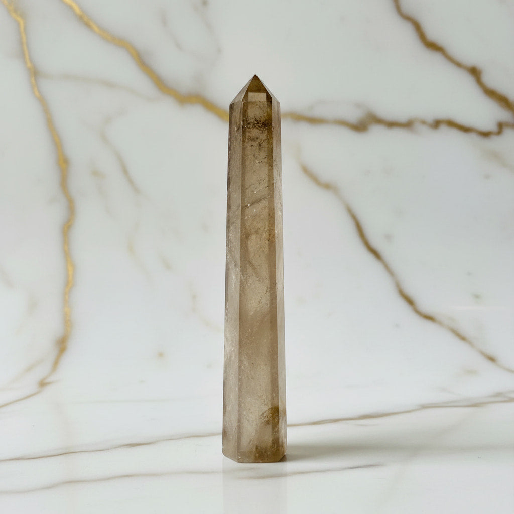 Rauchquarz Obelisk - Schmückstück für dein Zuhause CrystalScents