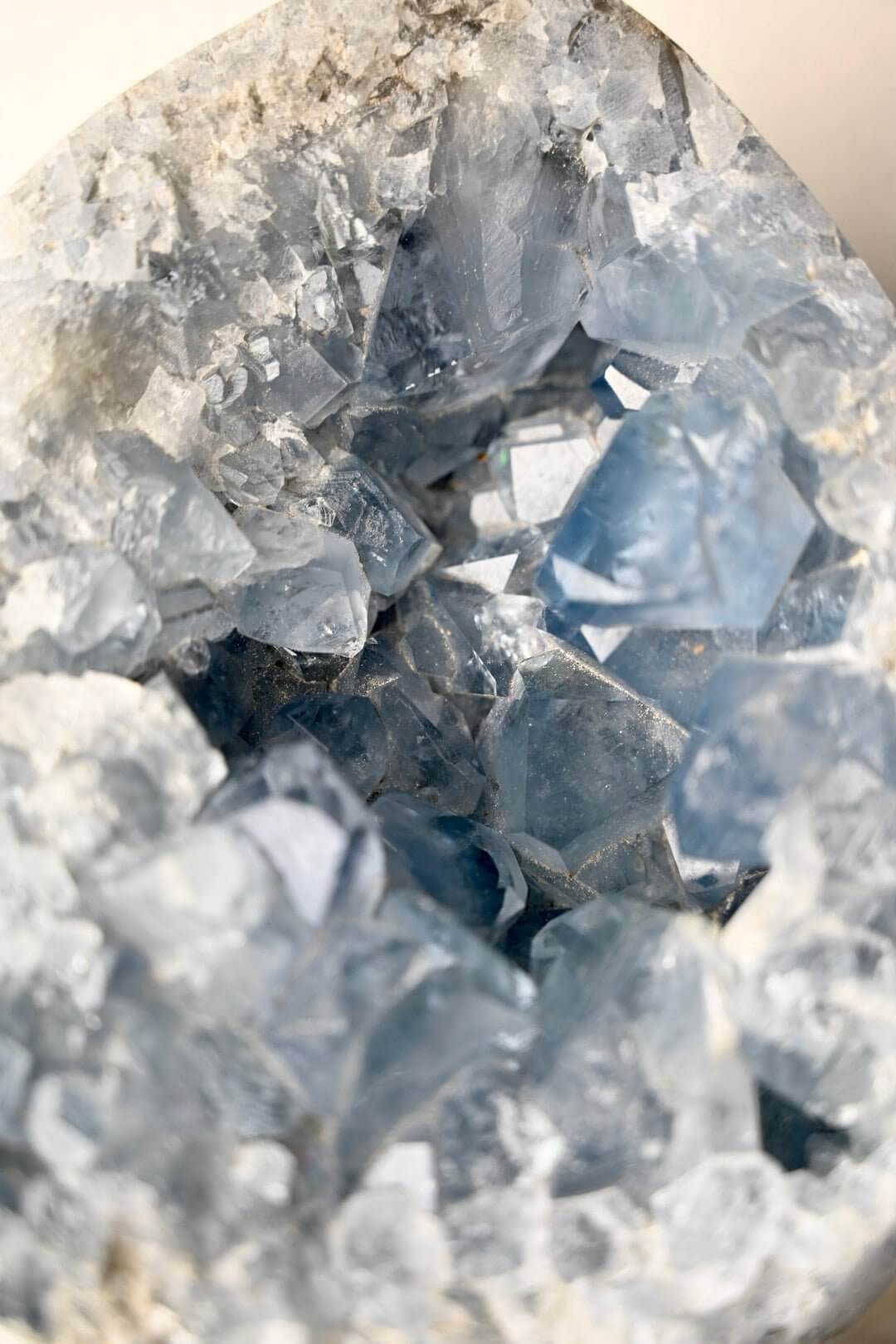 Großes Celestit Cluster Ei – vereint Schönheit mit sanfter Energie CrystalScents