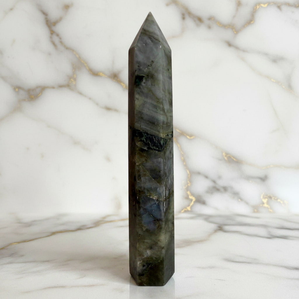 Labradorit Obelisk – Mut & Stärke CrystalScents