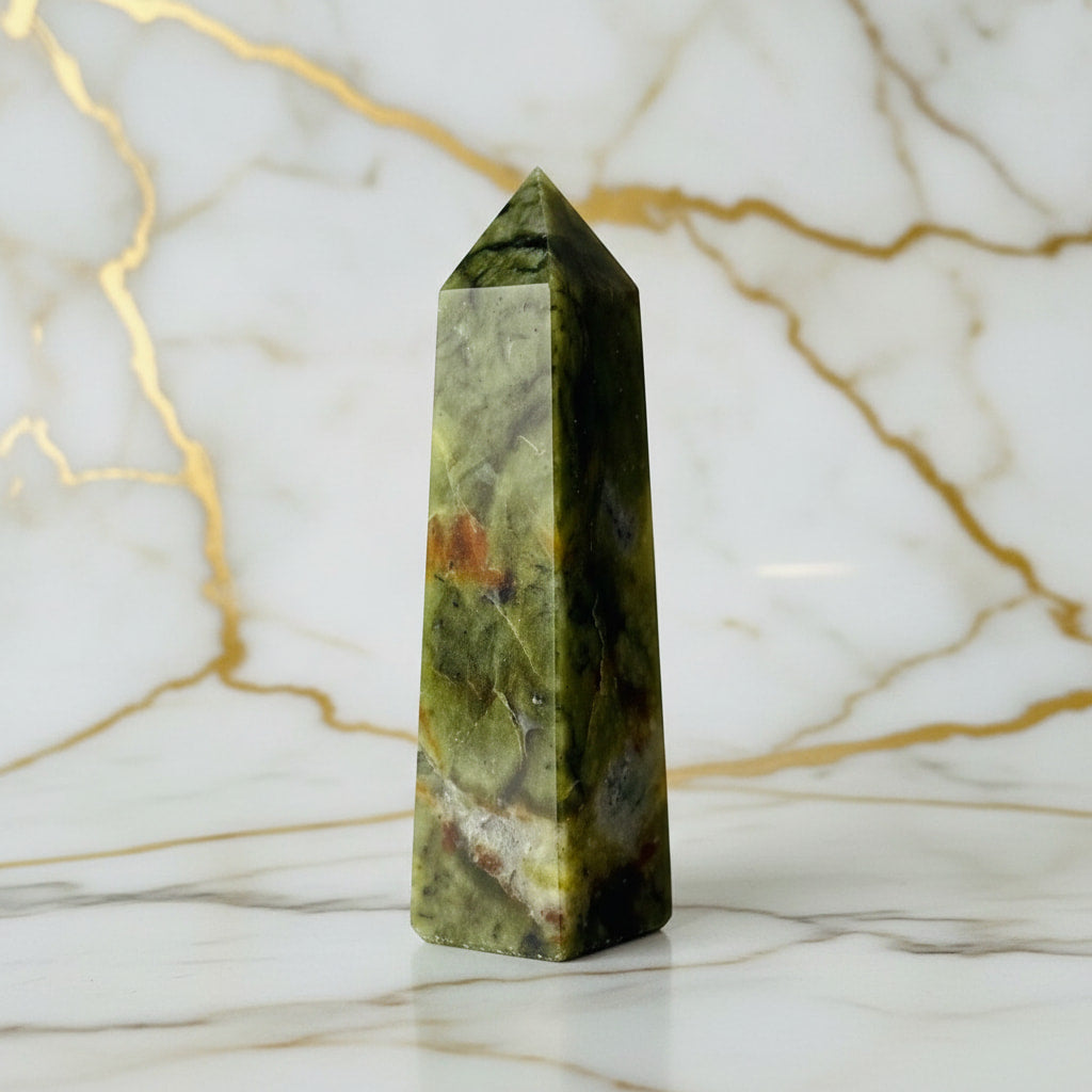 Serpentin Obelisk – Stilvolles Naturjuwel CrystalScents