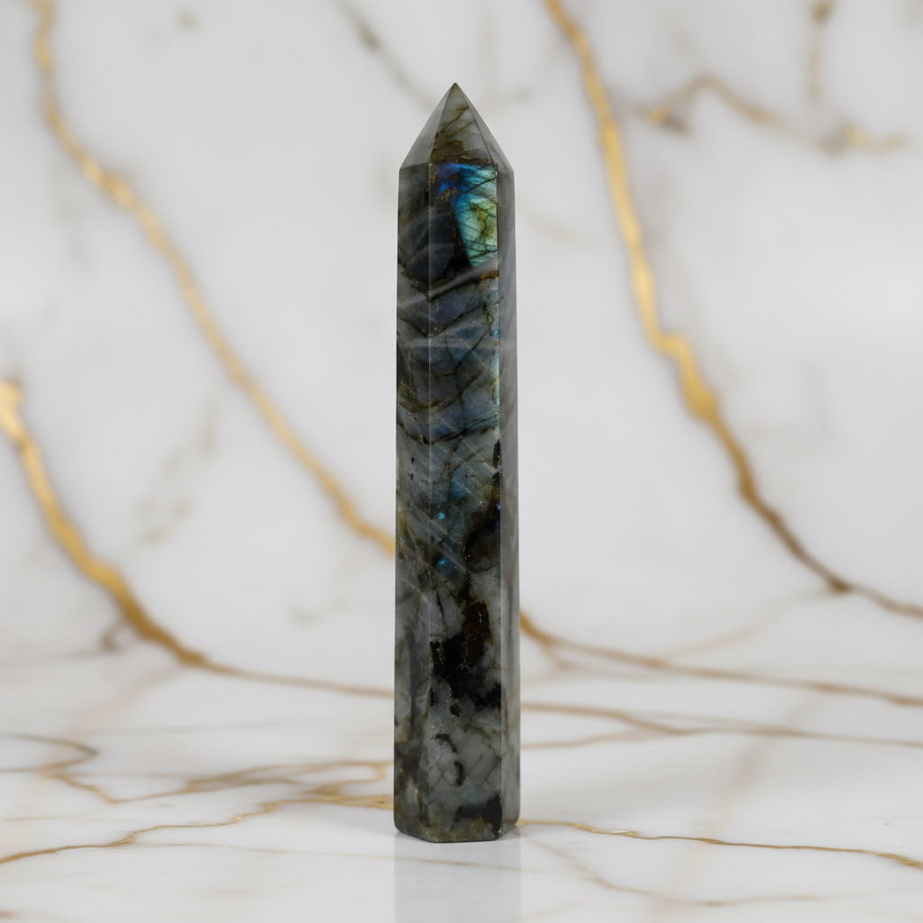 Labradorit Obelisk – Inspiration & Selbstvertrauen CrystalScents