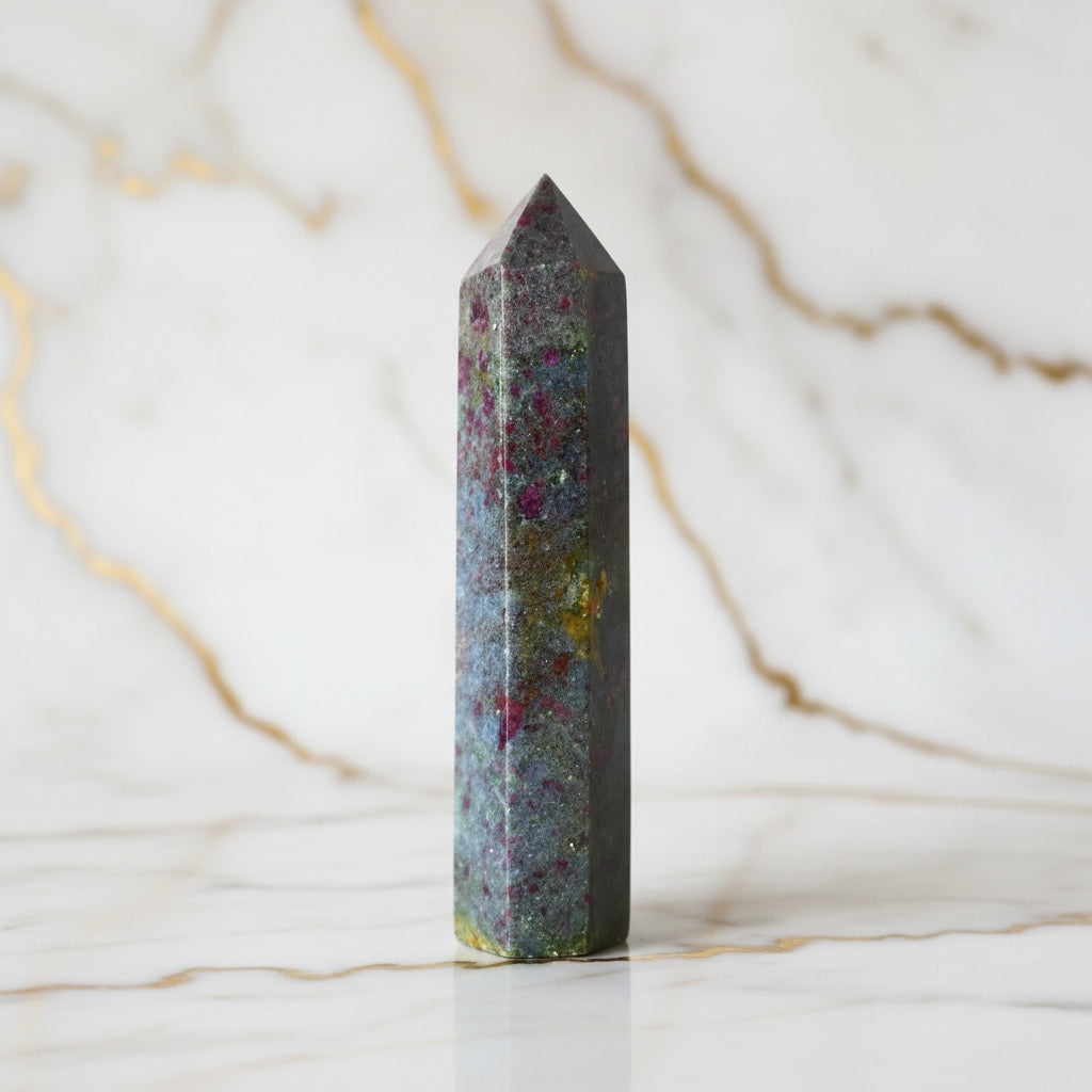 Cyanit Obelisk – Harmonie & Konzentration CrystalScents