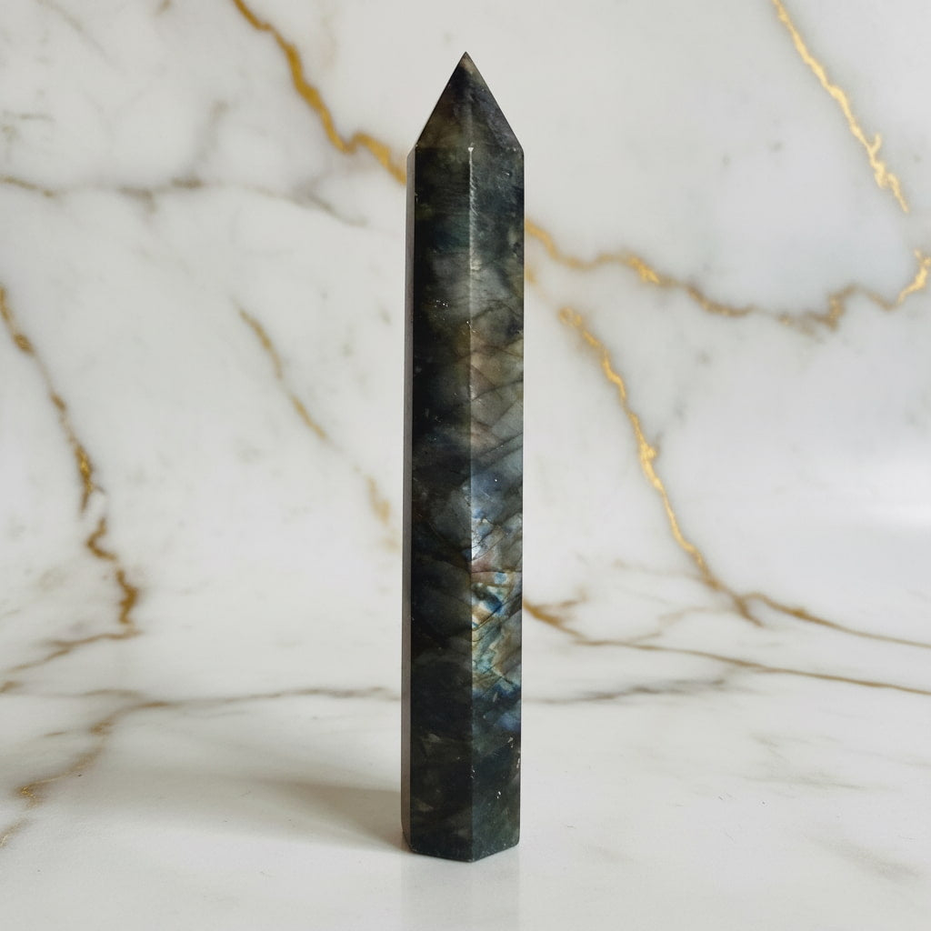 Labradorit Obelisk – Kreativität & Leidenschaft CrystalScents