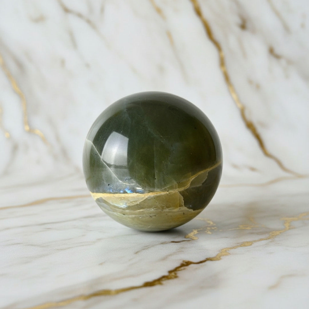 Grüne Mondstein Kugel - Harmonie & Ausgeglichenheit CrystalScents